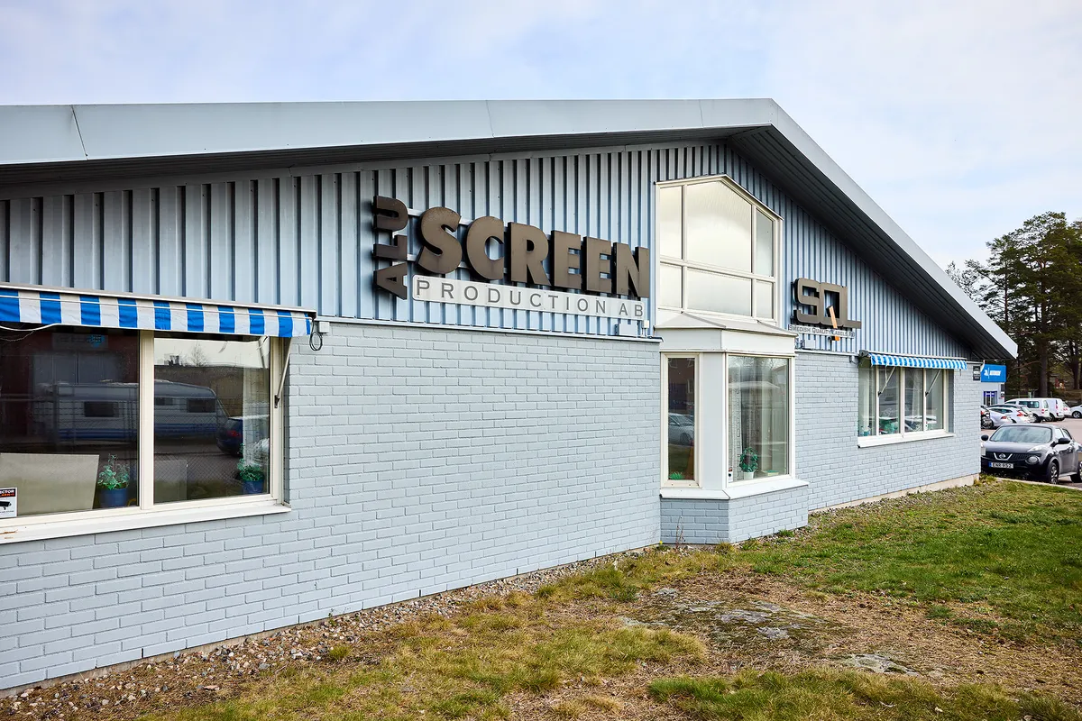 Aluscreens fasad på Brandthovdagatan 15 i Västerås, med skylten Screen Production AB och SQL över entrén